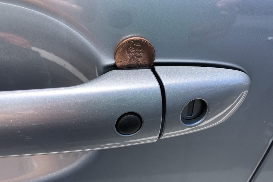 En mynt på bil dörren.