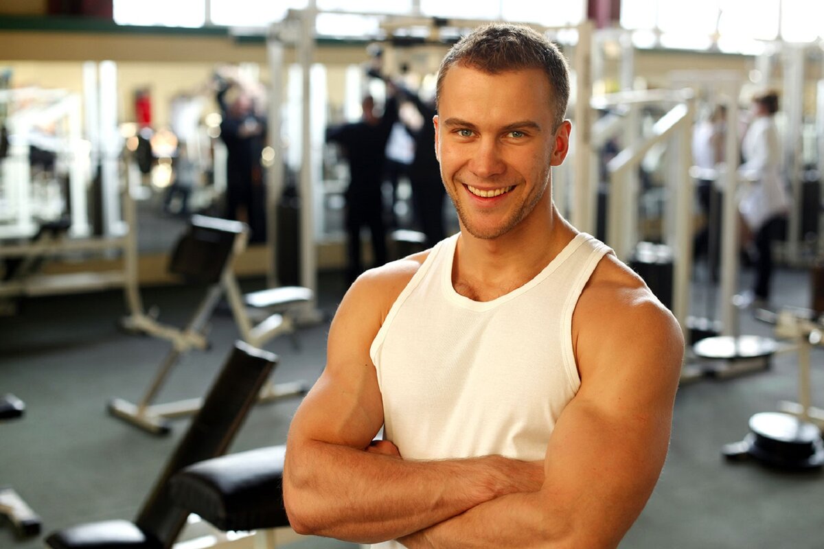 En man med kraftig kroppsbyggnad.