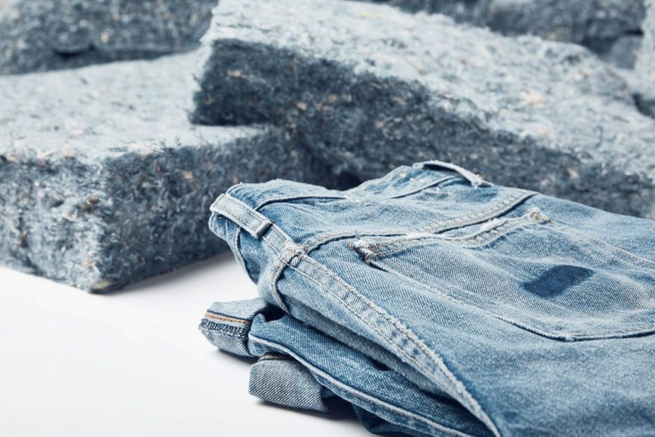 jeans återvinns till material.