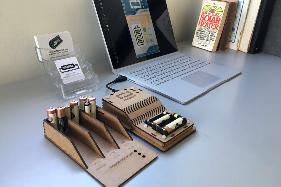 En apparat som laddar gamla batterier.