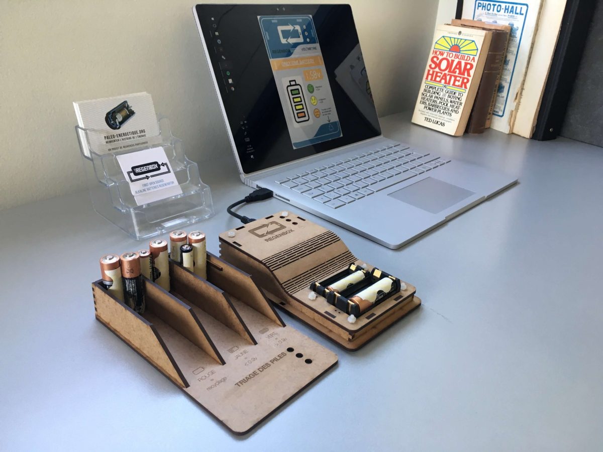 En apparat som laddar gamla batterier.