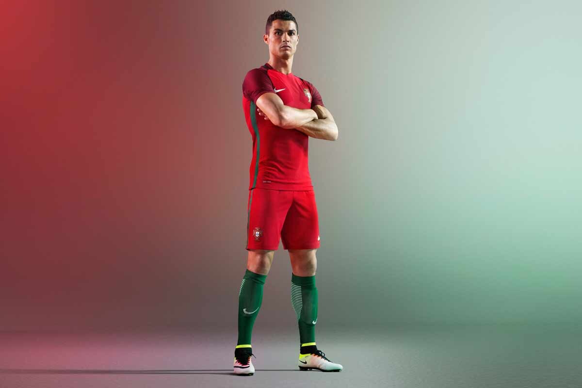 Cristiano Ronaldo i röda sportkläder.