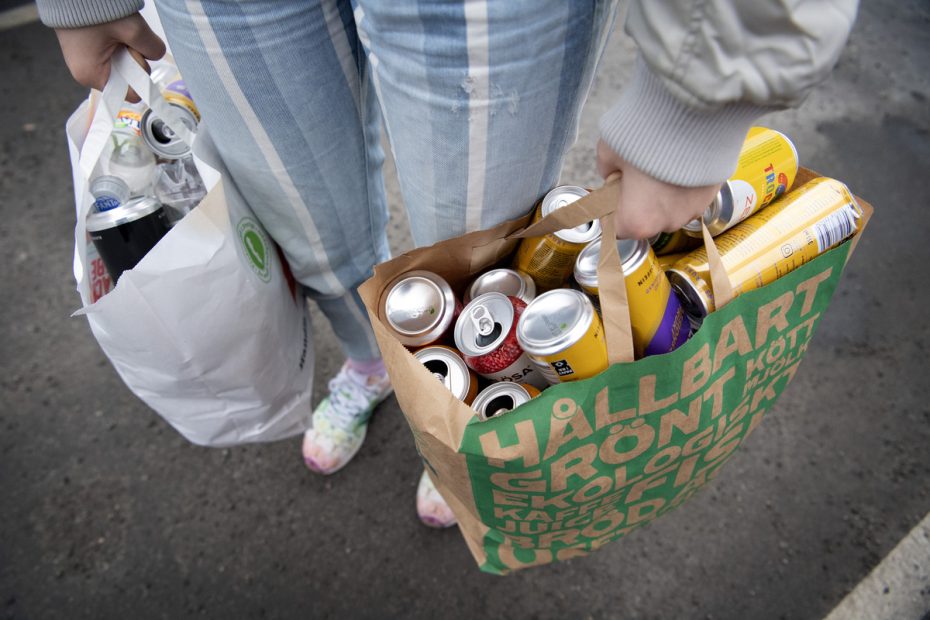 Han samlade burkar för återvinning och fick pengar för det.