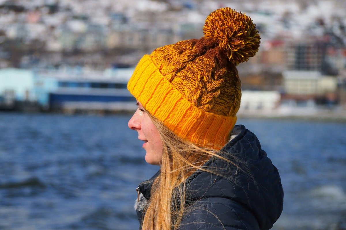 Flickan med mössor.