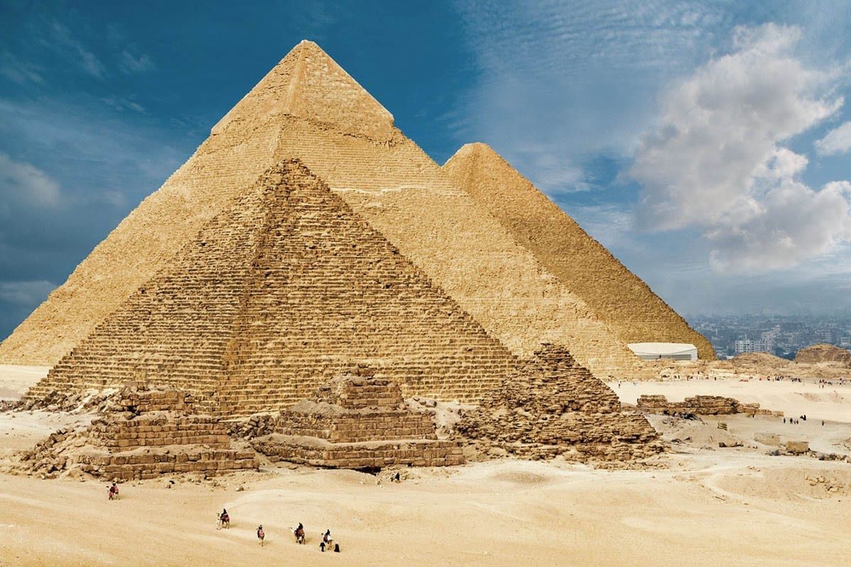 pyramid i Egypten är konstgjorda strukturer.