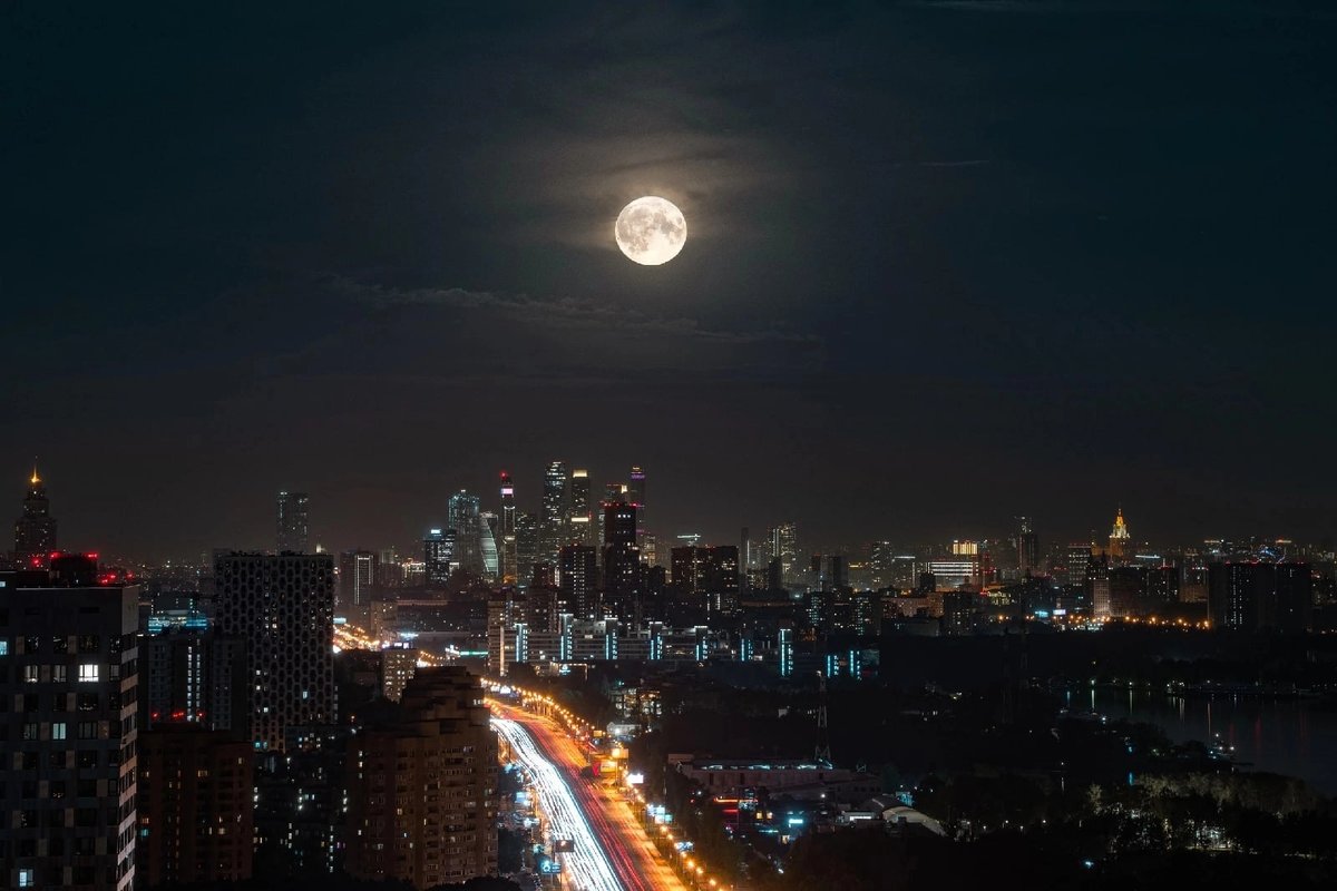 månen över staden.