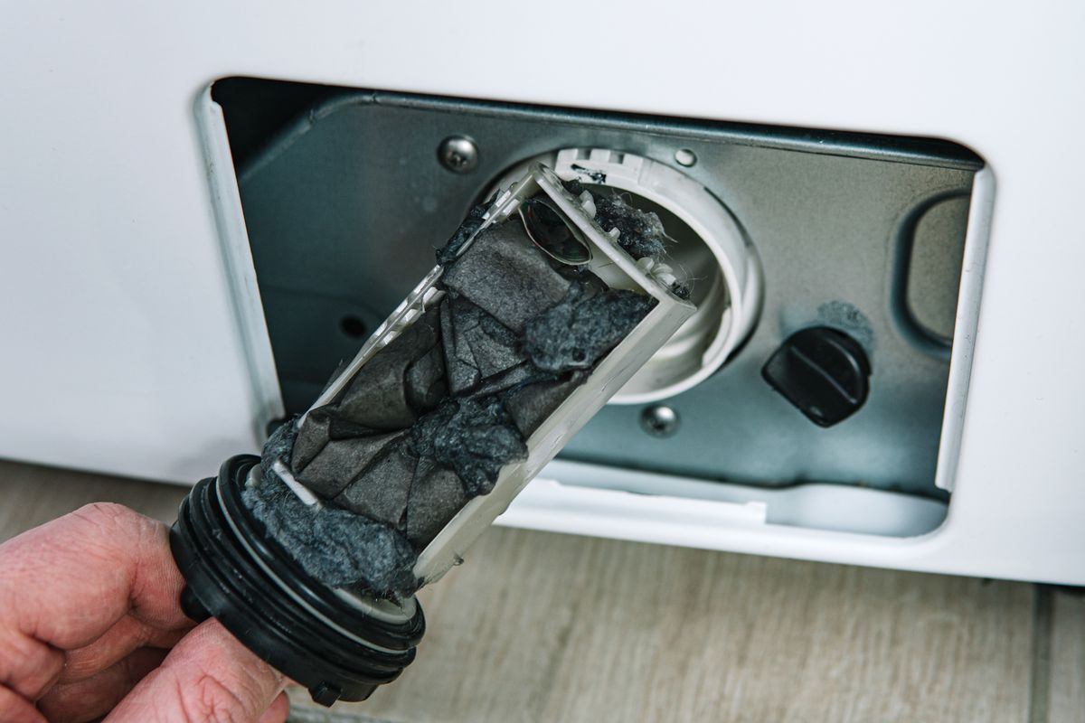 Tvättmaskinens filter behöver rengöras.