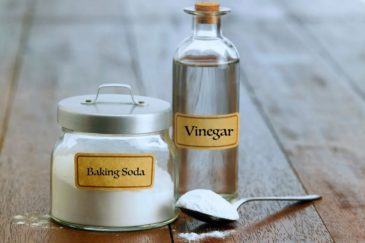 Bakpulver och vinäger är ett duo som hjälper dig med många hushållssysslor.