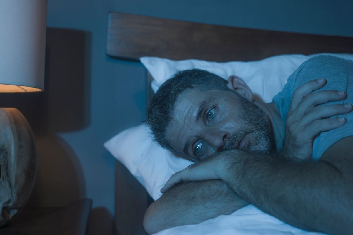 Mannen vaknar på natten.