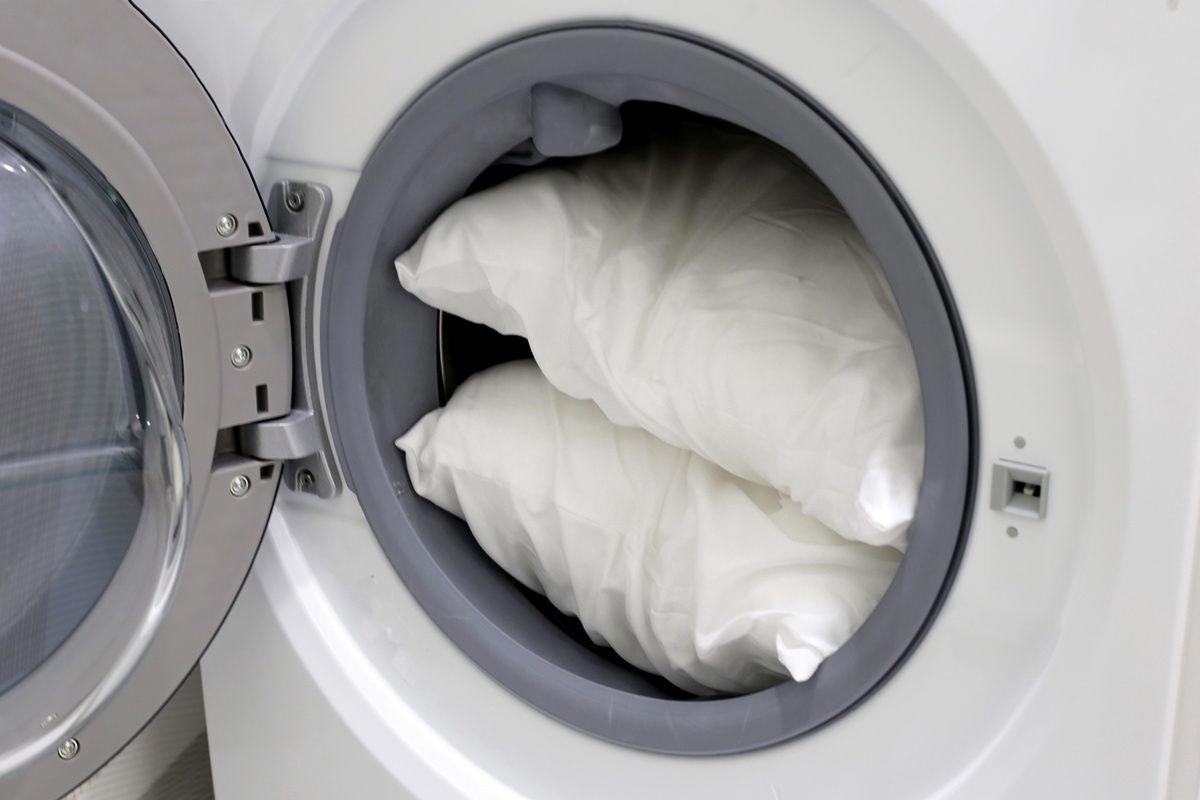 Att tvätta kuddar är viktigt för människors hälsa och hygien.
