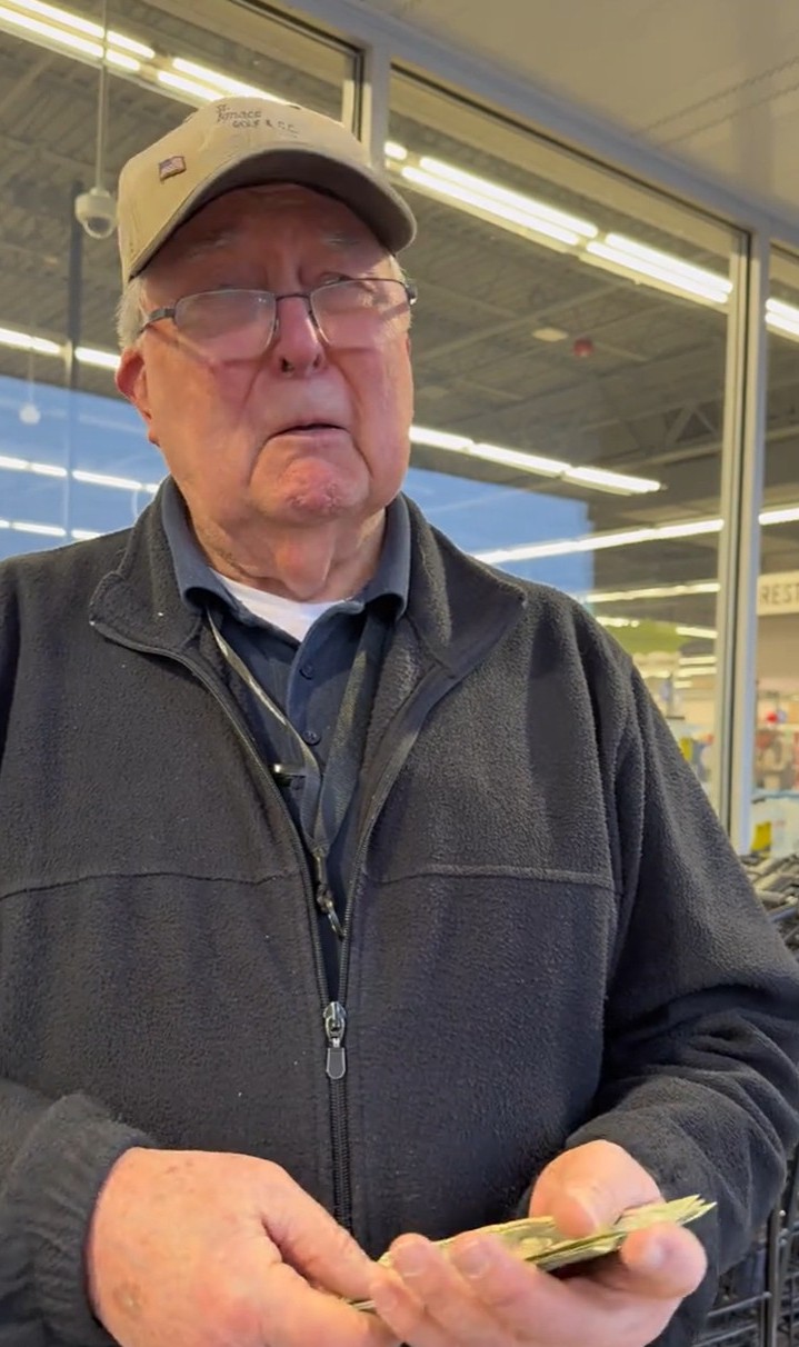 Det är samma pensionär som bor i USA. En bloggare hjälpte honom genom att ge honom pengar.