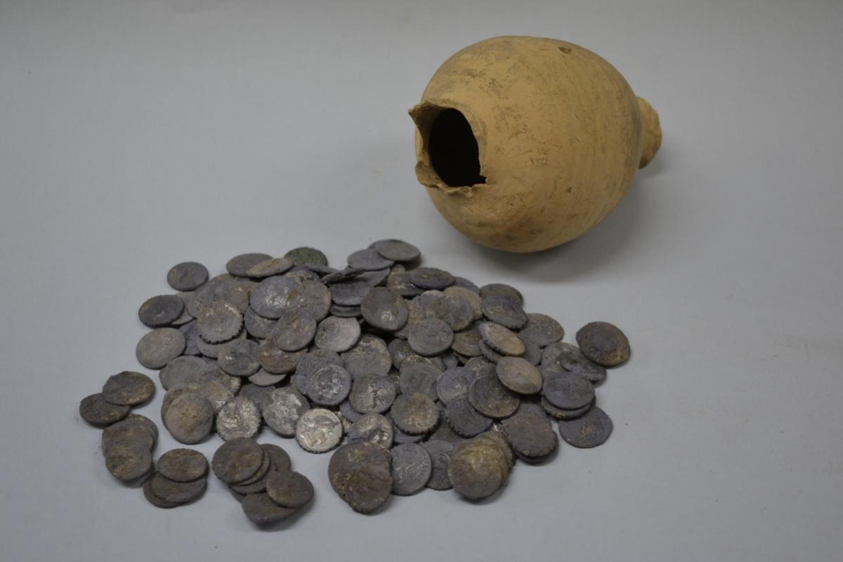 En kruka med mynt.