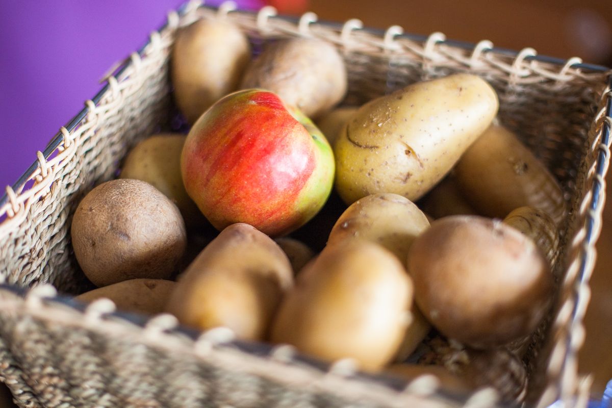 Äpplen hjälper potatis på många sätt.