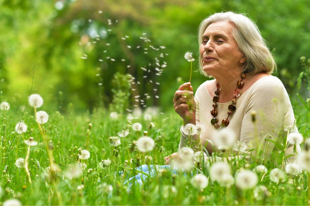 En glad äldre kvinna i 60-årsåldern.